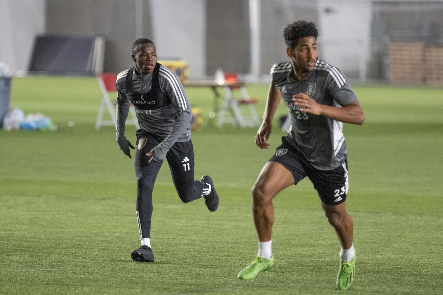 Ilijah Paul runs in the foreground while Andrés Gómez runs in the background.